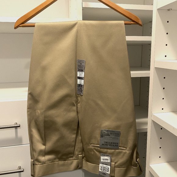 NWT Dockers Never-Iron Essential W40 L32.  Color Bond. - Picture 1 of 5